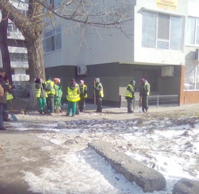 Lucrătorii de la Polaris au ieşit să spargă gheaţa de pe trotuare